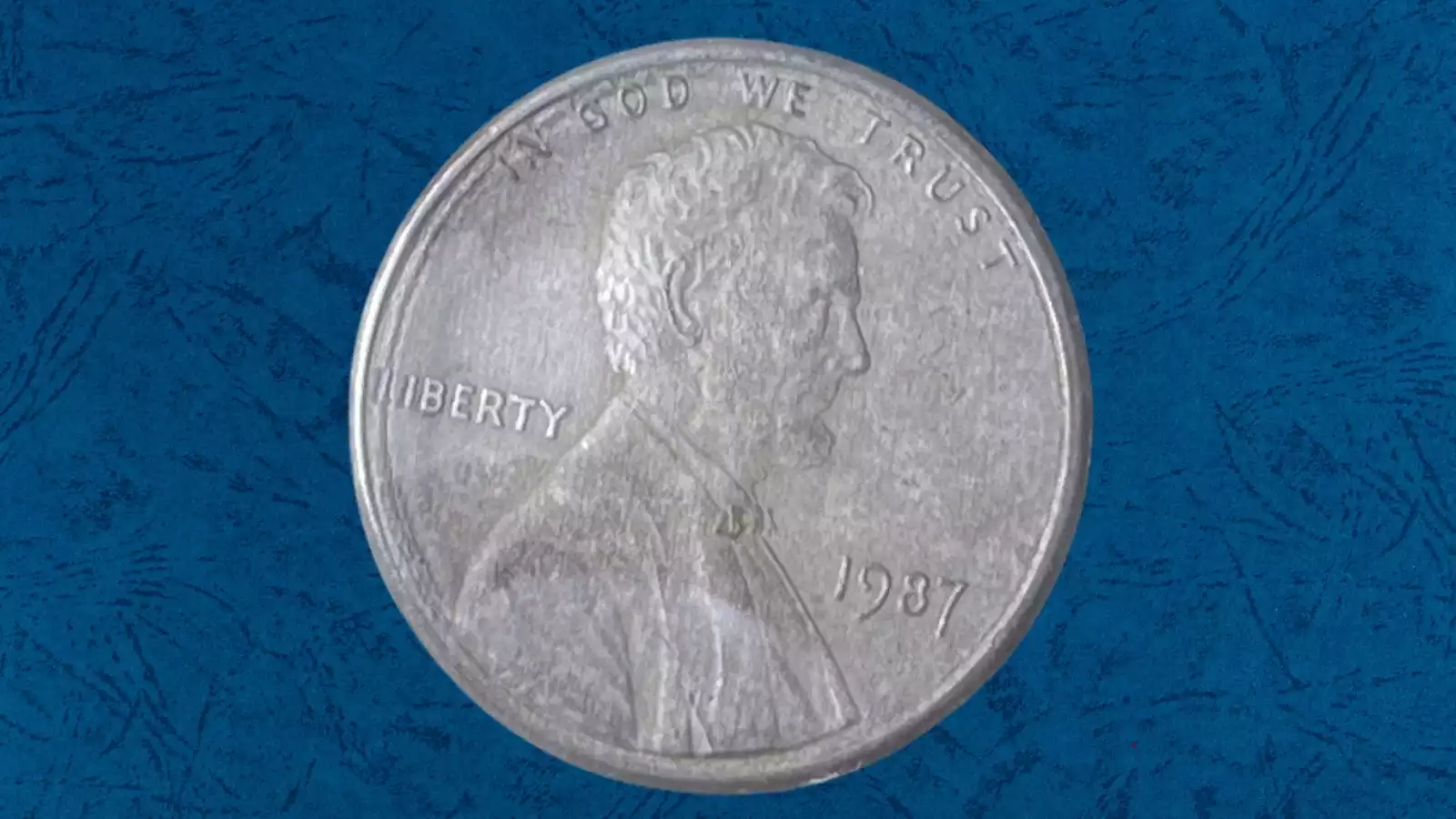 1987 unplated zinc penny appearing silvery-gray beside a normal copper-colored 1987 penny